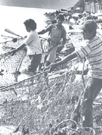 Image: Marya Moses, Danny Moses, Neil Moses (seated), and Robert Moses fish on Tulalip Bay